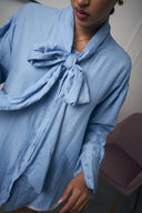 CAMICIA CON FIOCCO AZZURRA