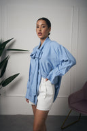 CAMICIA CON FIOCCO AZZURRA