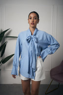 CAMICIA CON FIOCCO AZZURRA