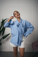 CAMICIA CON FIOCCO AZZURRA