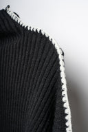 MAGLIONE NERO DETTAGLIO RIGA BIANCA