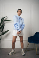 CAMICIA AZZURRA MANICA FIORE