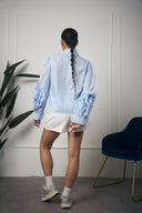 CAMICIA AZZURRA MANICA FIORE