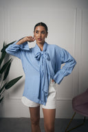 CAMICIA CON FIOCCO AZZURRA